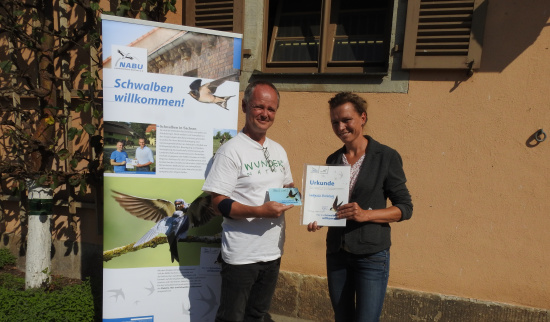 Lutz Hennig von der Naturschutzstation Moritzburg überreicht Gestütsleiterin Dr. Kati Schöpke die Schwalbenplakette Foto: M. Schimkat