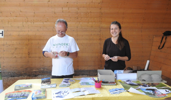 Lutz Hennnig und Anna Delius betreuen den Schwalbenstand zum 3. Sächsischen Kindertag im Landgestüt Moritzburg Foto: M. Schimkat